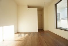 主寝室としても利用できる約8帖の洋室は日当たり良好です。温かい光の差し込むゆとりのある居室をぜひ現地にてご確認くださいませ。