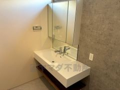 三面鏡裏収納付き洗面化粧台です＾＾ 歯磨きセットやスキンケア用品などの収納に便利ですね。 生活感も隠すことができ、来客時にも安心です。