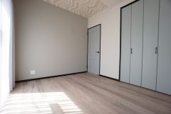 1階約5.24帖の洋室。たっぷり収納できるクローゼット付きでお部屋の中をすっきりと快適に保てます。