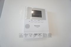 防犯はもちろん、セールスマン対策にもなるモニター付きインターホンです。 来訪者の顔が見えるので安心ですね＾＾