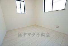 家具を選ばないナチュラルな色合いの壁紙とフローリングです。