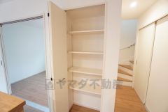 キッチン横に広々としたパントリー付き＾＾洗面室にも近く、食料品だけでなく日用品などの収納にも＾＾