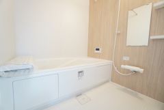 1日の疲れを癒すくつろぎのバスルーム。足を伸ばしてもゆったりと入れるサイズです。お子様と一緒にお風呂に入っても狭くないですね＾＾