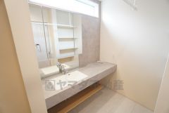 ホテルライクなデザインかつ広々としたカウンターを採用。二人並んで身支度できるため、忙しい朝もゆとりを持って準備することができます＾＾＾