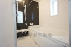 1日の疲れを癒すくつろぎのバスルーム。足を伸ばしてもゆったりと入れるサイズです。お子様と一緒にお風呂に入っても狭くないですね＾＾