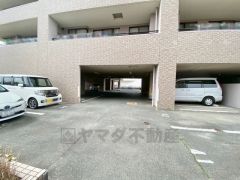 駐車場空き有。月額：（敷地内）3，000円、（敷地外）4，000円。最新の空き状況はお問い合わせください。