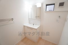 三面鏡裏収納付き洗面化粧台です＾＾ 歯磨きセットやスキンケア用品などの収納に便利ですね。 ランドリースペース上部には窓も付いており換気に便利です＾＾