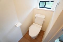温水洗浄機付トイレです。節水機能もあるので、安心して使えますね。もちろん、1階2階の2ヶ所にトイレがあるので、忙しい朝にもゆとりができますね。