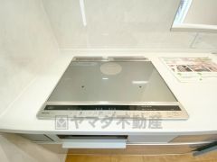 お手入れのしやすいIHクッキングヒーターです。3口コンロなので、効率よくお料理が楽しめます。毎日のお料理も楽しくなりますね＾＾