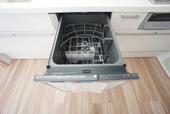 食後の時間にゆとりを与えてくれる食器洗い乾燥機。操作ボタンも上面にあるので、腰をかがめずに操作が楽々。