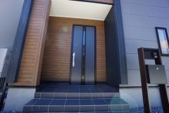 家の顔となる玄関扉がかっこいいと、たくさんの人を招き入れたくなりますね＾＾奥まって設置されており、雨にも濡れにくくなっています。