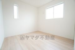 2階洋室です＾＾木の温もりがやさしいフローリングとシンプルなクロスです＾＾