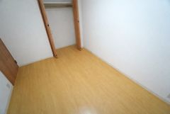 主寝室としてお使いいただけそうなこちらのお部屋は、日当たりが良く、爽やかな風を感じて起きる朝は、快適生活の始まりに。 