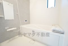 1日の疲れを癒すくつろぎのバスルーム。足を伸ばしてもゆったりと入れるサイズです。お子様と一緒にお風呂に入っても狭くないですね＾＾