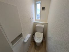 1階2階の2ヶ所にトイレがありますので、忙しい朝にも家族に気を使わず、ゆとりが生まれますね＾＾ 小窓付きで換気する時に便利です＾＾