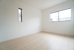 主寝室としてお使いいただけそうなこちらのお部屋は、日当たりが良く、爽やかな風を感じて起きる朝は、快適生活の始まりに。 