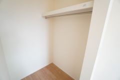 洋室にはハンガーパイプ付きのウォークインクローゼットが設けられています。たっぷり収納できるので衣替えの心配もいりませんね＾＾