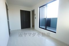 主寝室としてお使いいただけそうなこちらのお部屋は、日当たりが良く、爽やかな風を感じて起きる朝は、快適生活の始まりに。ウォークインクローゼットとクローゼット付き＾＾ 