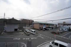 目の前に日差しを遮る建物がないので、日当たり＆風通し良好です＾＾心地よい自然の光や風を感じることができ、ほどよく開放感のある空間がつくれます。