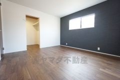 8帖。主寝室としてお使いいただけそうなこちらのお部屋は、日当たりが良く、爽やかな風を感じて起きる朝は、快適生活の始まりに＾＾ 