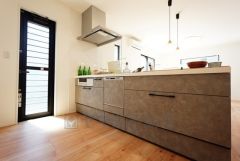 対面式キッチンなのでリビングにいるご家族とコミュニケーションを取りながら洗い物やお料理が楽しめそうですね＾＾