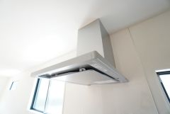 お手入れが簡単なスリム型レンジフードです。調理により発生する油煙や臭いを吸い込み、屋外へ排気してくれます。