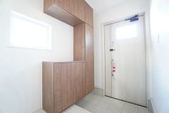たっぷり収納できるシューズボックスです。家族全員の靴がきれいに整頓できます。棚の上にお花や写真を飾っても良いですね。