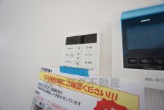 キッチン横からお湯張り、追い炊き、足し湯がボタン一つで楽々操作できる給湯機リモコンです。忙しい夕飯準備の時間帯に重宝しますね。