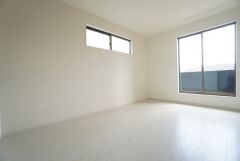 6.7帖。主寝室としてお使いいただけそうなこちらのお部屋は、日当たりが良く、爽やかな風を感じて起きる朝は、快適生活の始まりに。