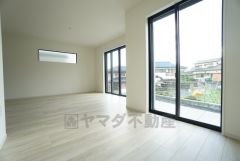 大きな掃き出し窓のあるリビングは、陽光あふれる明るい空間です。ゆったりと寛げる憩いの場となりそうです。