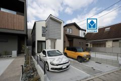 シンプルでいつまでも飽きのこないデザインが周囲の環境に調和し、どんなご家族にもフィットするデザインです。