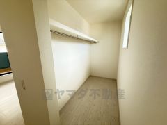 寝室にはハンガーパイプ付きのウォークインクローゼットが設けられています。たっぷり収納できるので衣替えの心配もいりませんね＾＾