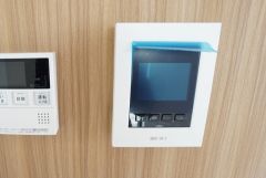 防犯はもちろん、セールスマン対策にもなるモニター付きインターホンです。 来訪者の顔が見えるので安心ですね＾＾