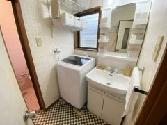 洗面脱衣室。 掲載画像は、見やすさ向上のため一部加工・補正を施している場合があります。現地の状況や実際の仕様と異なる場合は、現況を優先させていただきます。 