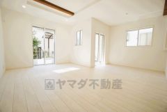 ご家族で団らんの時間を過ごすリビングダイニング。