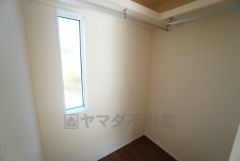 主寝室にはハンガーパイプ付きのウォークインクローゼットが設けられています。たっぷり収納できるので衣替えの心配もいりませんね＾＾