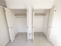 洋室にはハンガーパイプ付きのクローゼットが設けられています。たっぷり収納できるので衣替えの心配もいりませんね＾＾