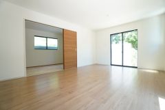 大きな窓のあるリビングは、陽光あふれる明るい空間です。居心地良く、ご家族皆がゆったり寛げる憩いの空間となりそうです。