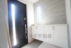 採光も考えられた明るい玄関です。たっぷり収納できるシューズボックス付きなので、家族全員の靴がきれいに整頓できます。