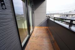 陽当たりの良い南面バルコニーです。お洗濯やお布団干しはもちろん、日光浴スペースにも＾＾足元は防水工事施工済です。