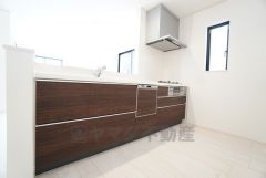 対面式キッチンなのでリビングにいるご家族とコミュニケーションを取りながら洗い物や、お料理が楽しめそうですね＾＾