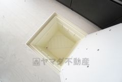 キッチンに床下収納があります。長期保存ができるもの、調理器具、防災グッズを入れておくのもいいですね。