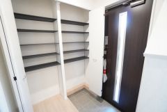 採光も考えられた明るい玄関です。たっぷり収納できるシューズボックス付きです。家族全員の靴がきれいに整頓できます。