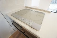 お手入れのしやすいIHクッキングヒーターです。3口コンロなので、効率よくお料理が楽しめます。毎日のお料理も楽しくなりますね＾＾
