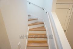 採光も十分に計算された、手摺付き階段部分です。勾配も緩やかに設計されており、安全性も重視。