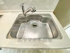 大きなお鍋も楽々洗える幅の広いシンクです＾＾ステンレスシンクなので簡単にお掃除できますよ。洗剤やスポンジもすっきりできる収納付き。