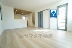 窓から光が差し込む明るいダイニングです＾＾思い思いの時間を過ごしたり食事をしたり、素敵な団らんの場になりますね。