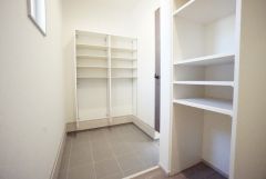 お子様用の遊び道具やアウトドア用品、ゴルフバッグなどの大型の荷物まできっちり収納できる広さのシューズクロークです。