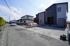 前面道路は北側約3.9ｍの公道に面しています。 住人以外の車の進入も少なく、小さなお子様を持つご家庭にも安心です。