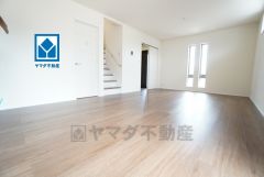 窓から光が差し込む明るいダイニングです＾＾